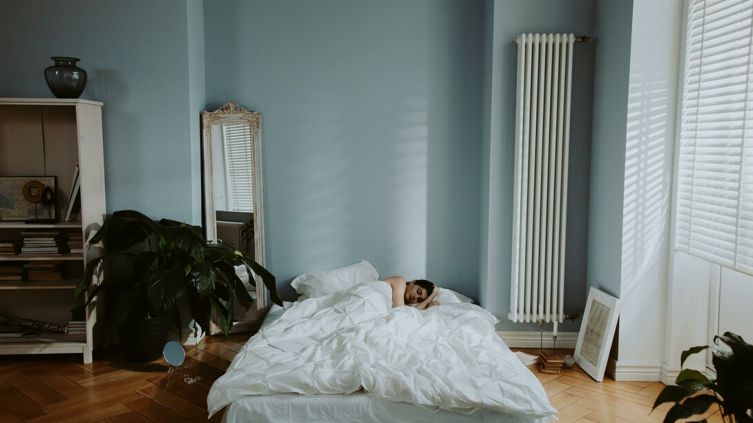 Mulher dorme em sua cama. Porque dormir não é preguiça, é potência. É no silêncio da noite que o cérebro se reconstroi, as ideias se organizam e a vida ganha novo sentido. Invista no sono e colha os frutos de uma mente mais criativa, focada e emocionalmente resiliente
