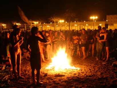 Hogueras de San Juan en las playas españolas