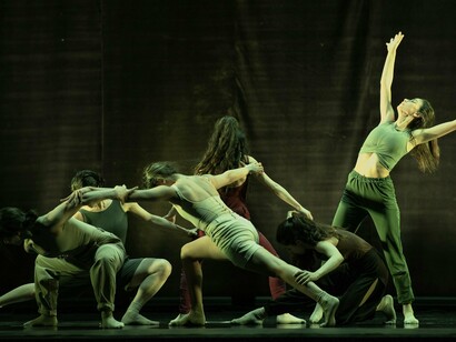 Atores de teatro. O desenvolvimento do teatro, nascido das festas dionísicas, onde os participantes usavam máscaras para as suas personas e faziam as transformações dramáticas, se deve ao culto prestado a Baco