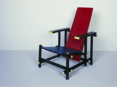 Poltrona blu e rossa  realizzata da Rietveld ed esposta nella mostra al Centraal Museum di Utrecht