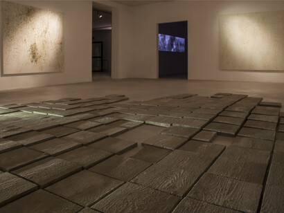 Federico Gori, Senza titolo (affiora), 2012, cemento, dimensioni ambientali, veduta dell’installazione, Palazzo Fabroni, Arti Visive Contemporanee, Pistoia 2015. photo credits: Bärbel Reinhard
