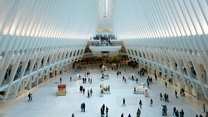 KI wird im Forschungskontext, in industriellen Anwendungen und in der Öffentlichkeit oft mit einer fast ausschließlichen Betonung auf Effizienz und Leistungssteigerung diskutiert.  Bild: World Trade Center Station, NewYork, Vereinigte Staaten