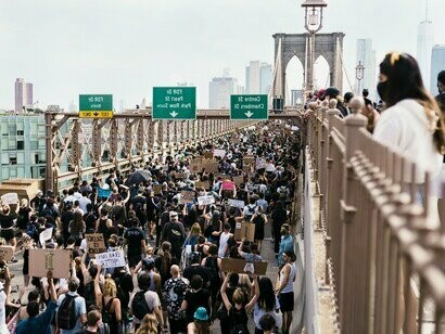 Manifestação do movimento Black Lives Matter em Nova Iorque, Estados Unidos. A cultura woke está intrinsecamente ligada aos movimentos identitários que emergiram ao longo das últimas décadas. Esses movimentos, que defendem os direitos e a representação de grupos específicos — como negros, mulheres, LGBTQIA+ e povos indígenas — foram fundamentais para moldar a narrativa da cultura woke