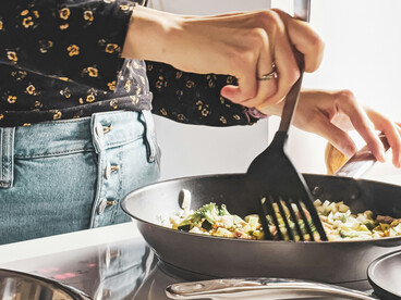 Rien de plus réconfortant qu'une poêle qui crépite, un plat chaud et nourrissant qui parle de tradition