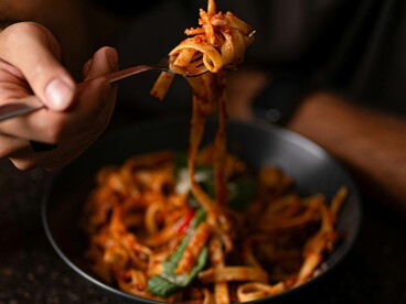 Ogni famiglia interpreta il ragù a modo proprio, trasformandolo in un gesto domestico unico e condiviso