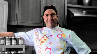 Juan Montemayor, conocido como el “Maestro Ajicero”, nos comparte una visión sensible y reflexiva sobre el ají como experiencia cultural, sensorial y educativa en la gastronomía venezolana