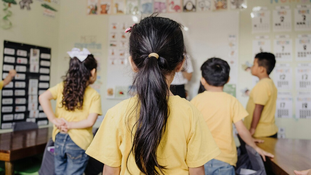 La escuela contemporánea oscila entre la búsqueda de innovación constante y la necesidad de preservar el conocimiento como núcleo de toda educación significativa