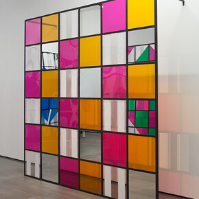 Daniel Buren, Cores, luz, projeção, sombras, transparência: obras in situ 6 2015, estrutura metálica, vinil, adesivado, acrílico e espelho, 200 x 200 x 50 cm