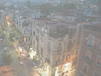 Rione Sanità, Napoli, Italia. In questo labirinto, dove dalle tenebre emerge luce, c’è chi parte e c’è chi resta, chi cambia il proprio cammino per tentare di emergere da fango e pozzanghere che paiono non asciugarsi mai