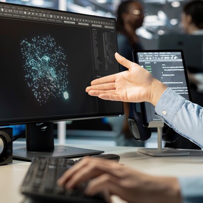 L’evoluzione dell’IA nella difesa si inserisce in una continuità storica che va dai primi sistemi cibernetici ai moderni droni e sistemi autonomi, con l’obiettivo costante di ridurre l’incertezza sul campo di battaglia