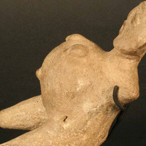 Figura antropomorfa: Embarazada

Materiales: Cerámica

Formativo Temprano. 2300 - 2200 a.C. Fase Valdivia, Fase 3.

Medidas: 134 mm de alto x 65 mm ancho