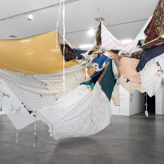 Verschiedene künstler:innen, Accumulation. Über ansammeln, wachstum und überfluss,
erste sequenz, ausstellungsansicht. Mit freundlicher genehmigung des Migros Museum