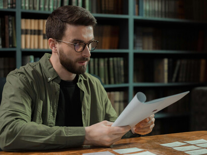 Emmanuel Santiago explora a capacidade da poesia de resistir e denunciar a barbárie, destacando o uso de alegorias em seus poemas 