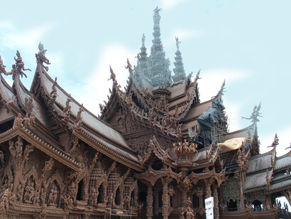 Santuario de la Verdad en Pattaya, Tailandia.
Empirismo metodológico observable. El científico aquí, sin limitar su investigación, deberá valerse de un cuerpo de hipótesis teóricas, falsas o no