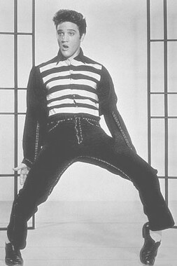 Elvis Presley. Una fotografia che promuove il film "Jailhouse Rock" raffigura il cantante Elvis Presley, (1957)