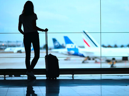 Silueta de una mujer en un aeropuerto: viajar liviano siempre es una buena idea
