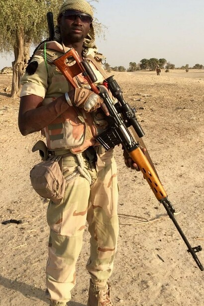 Francotirador nigerino en Diffa, Niger, 2016