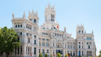 Aproveite uma curta visita a Madrid e descubra como explorar sete pontos turísticos imperdíveis em apenas oito horas. Da vista panorâmica no 360º Rooftop Bar à majestade do Palácio Real, veja como otimizar seu tempo na capital espanhola