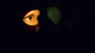 Dans la pénombre, un oeil introspectif s'invite et se propose de percer le mystère de nos vies 