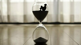 Una clessidra con un uomo dentro, a simboleggiare il passare del tempo. Sull’importanza del tempo, visto come lo utilizziamo, ci sarebbe molto su cui ragionare