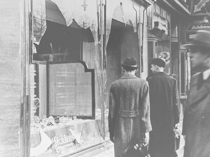 Los ataques dejaron las calles cubiertas de vidrios rotos pertenecientes a los escaparates de las tiendas y a las ventanas de los edificios de propiedad judía