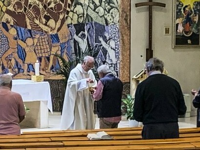 Permane il divieto di celebrare la messa