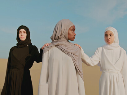 These figures in the dunes remind us of the psychological turmoil and isolation faced by women, as portrayed in Mosteghanemi's poignant storytelling