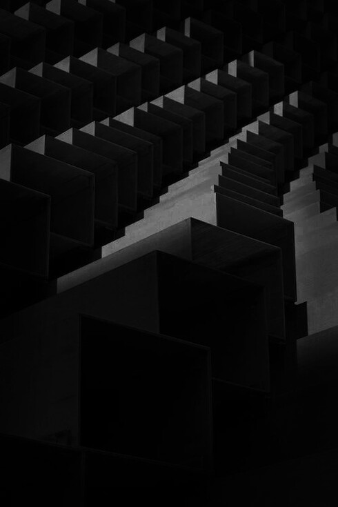 Organizzare una società composta da individui standardizzati è molto più semplice che avere a che fare con persone diverse nel comportamento, nel modo di pensare, nei loro obiettivi e nel modo da loro escogitato per raggiungerli o, addirittura, che hanno un’idea di società personale