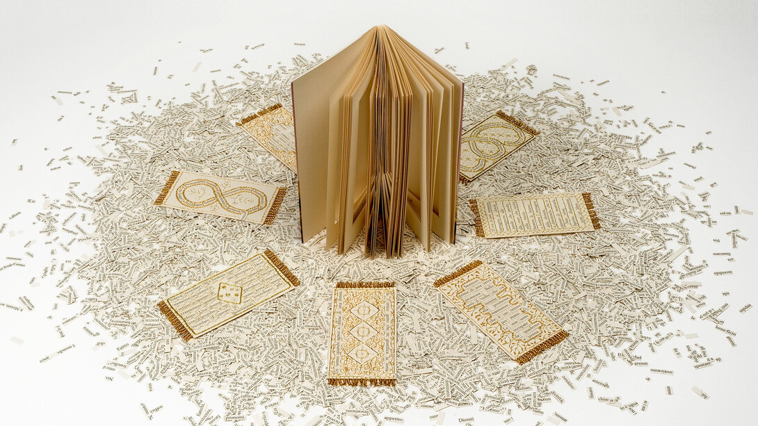 E disse, 2014. Libro intagliato (Erri De Luca, E disse, ed. Feltrinelli), migliaia di ritagli di carta stampata, ricamo, perline, colla, dimensioni variabili (libro h. 19,5 cm). Foto Rino Conobbi. Courtesy Passaggi Arte Contemporanea, Pisa
