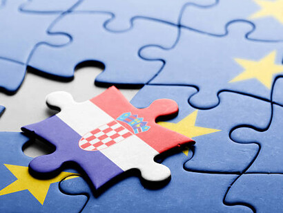A symbolic puzzle shows Croatia joining the European Union, reflecting EU enlargement and the path for future candidate countries