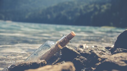 Racconto nella bottiglia. Tutto sembra non saper cambiare e io lì solo, ad assecondare la stasi, scrivendo di tanto in tanto messaggi al mare in bottiglie di vetro regalate alla corrente.
Non lasciavo solo messaggi, alcuni giorni più ispirati scrivevo racconti e piccole storie. Ad esempio "L’uomo può volare"
