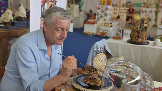 Mario Accurso, dando los últimos toques a una de sus obras