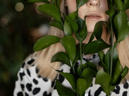 Numa sociedade cada vez mais visual, a estampa transforma-se numa ferramenta poderosa de expressão pessoal. Mais do que acompanhar tendências, ela pode comunicar convicções, referências culturais ou estados de espírito. Pensemos no animal print — frequentemente associado a uma postura mais ousada e sensual — ou nas estampas tropicais, ligadas ao espírito de férias, descontração e alegria


