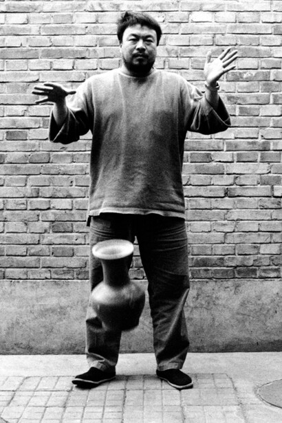 “Dropping a Han Dynasty Urn” de Ai Weiwei. É moldar formas de ver e interpretar.  Talvez isso, seja a crise de identidade da criatividade no presente século