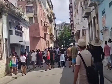 Pero,las pequeñas y medianas empresas son un sector ajeno al sistema, indeseado y casi maldito al que habría que “soportar”.  Manifestantes protestan en las calles de La Habana,2021, Cuba