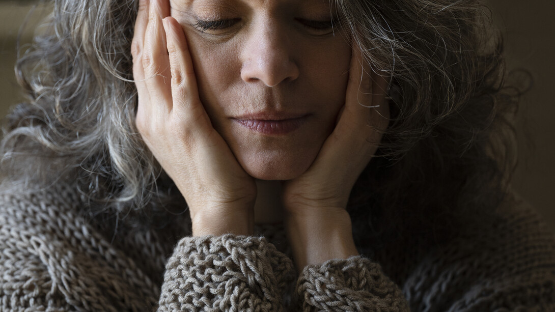 Mulher entristecida. O tempo escureceu a sua tez, mas não lhe escureceu a alma, o sorriso e o empenho vertido em teimosia, superação e elasticidade adaptativa