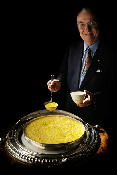 Gualtiero Marchesi e il risotto alla milanese. Ph Sergio Coimbra