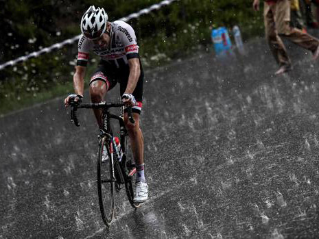 Tom Dumoulin sotto la tempesta
