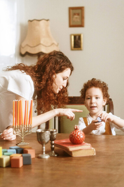 Madre e hijo aprendiendo sobre las costumbres judías