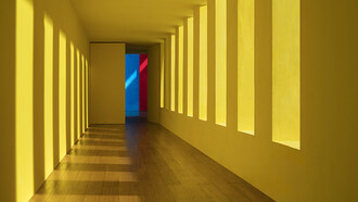 Yellow Passage (2017): Fotografia de uma das maquetes de James Casebere baseadas no corredor da casa Gilardi, considerada um testamento arquitectónico de Luís Barragán