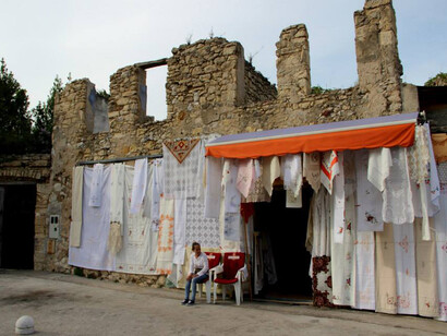 Mostar, Bosnia Herzegovina. Tienda en una casa derruida a causa de la guerra