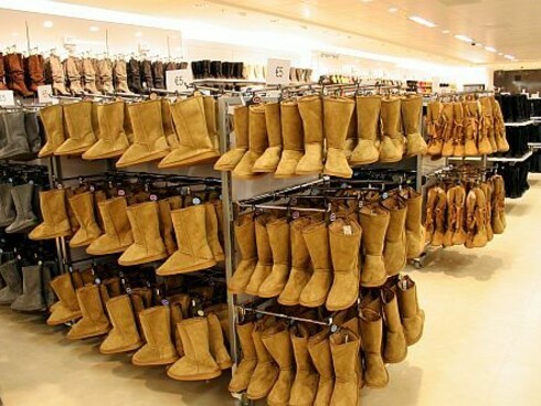 Sección de calzado en una tienda de Primark
