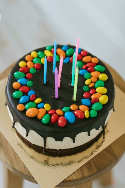 Los antiguos griegos ya utilizaban tortas redondas con velas para honrar a Artemisa, la diosa de la Luna, como ofrenda en sus celebraciones