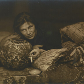 Portait de Germaine Krull, Berlin, 1922, Hans Basler, Tirage gélatino–argentique, 15,9 x 22 cm, Museum Folkwang, Essen © Estate Germaine Krull, Museum Folkwang, Essen