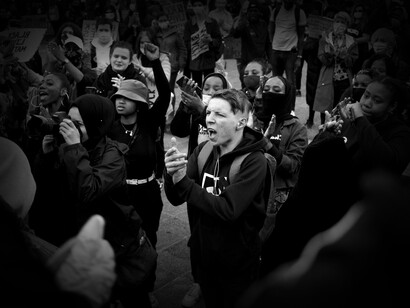 Multitud en una protesta. La historia humana demuestra que ciertas acciones en pos del "progreso" solo traen sufrimiento