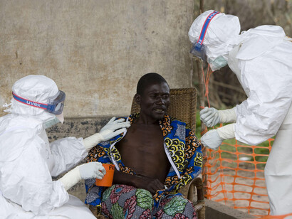 Equipos sanitarios en el brote de ébola