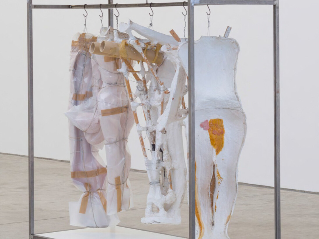 Alma, 2015
Ferro, gesso, madeira, gaze, silicone, cartão,
fita adesiva, plástico, corda e tela de linho
188 x 190 x 80 cm
