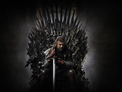 Eddard Stark, rey en el norte y mano del rey de Poniente, sentado en el Trono de Hierro en la serie 'Juego de Tronos'