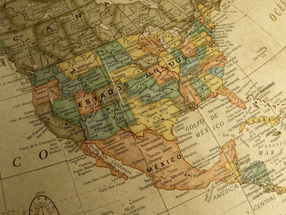 Sin embargo, su eficacia a largo plazo dependerá de que la velocidad de las relaciones personales no termine por erosionar la continuidad de las instituciones diplomáticas
