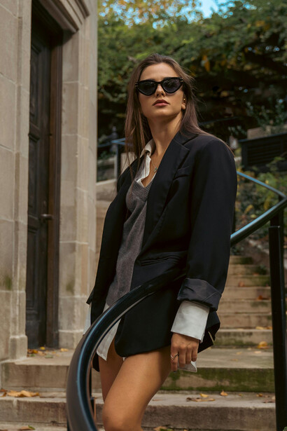 Street style in New York: Oversized blazer blending chic design with gender-neutral and sustainable fashion